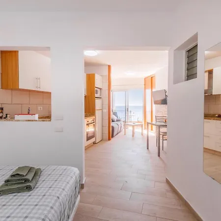 Apartmán Spacious Next To The Sea With Stunning Views