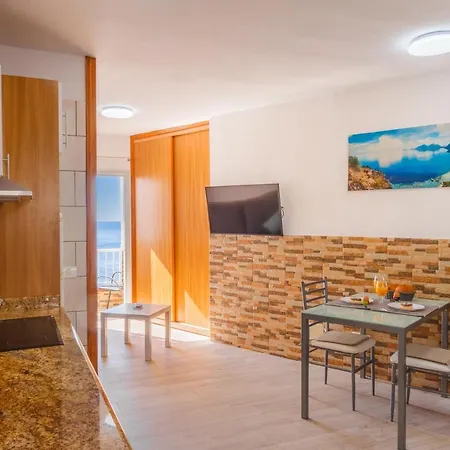 Spacious Next To The Sea With Stunning Views Lejlighed